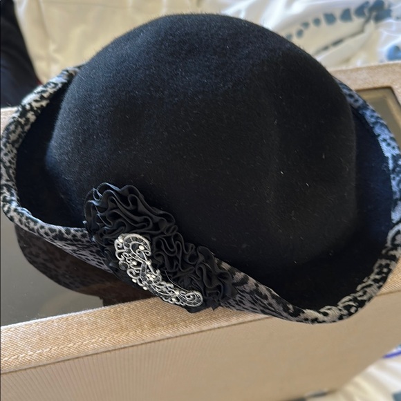 Elegant Black Vintage Women's Hat with Silver Accent and Animal Print Trim - Picture 1 of 5